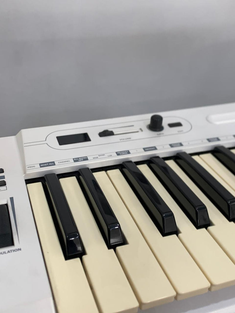 Controlador MIDI Samson Carbon 49T - Produto de Showroom