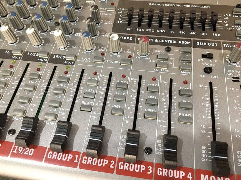 Mesa de Som Phonic 24C AM2442FX